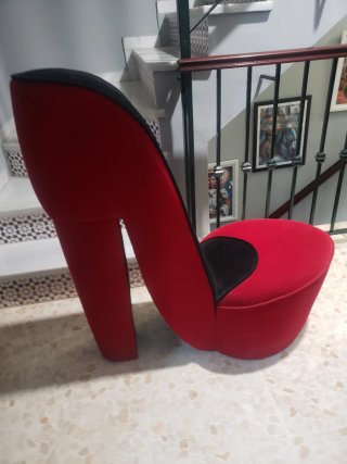 Sillón zapato tacón rojo y negro terciopelo