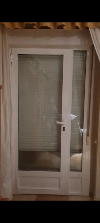 Puerta blanca con cristal disponible en septiembre
