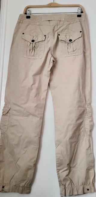 Pantalón cargo beige y 2 camisetas