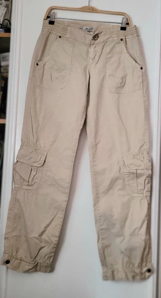 Pantalón cargo beige y 2 camisetas