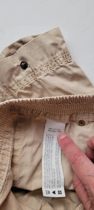 Pantalón cargo beige y 2 camisetas