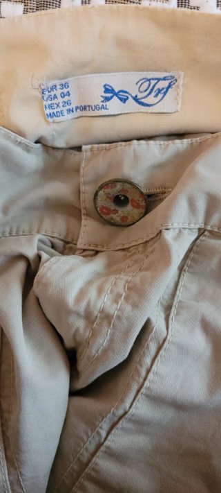 Pantalón cargo beige y 2 camisetas
