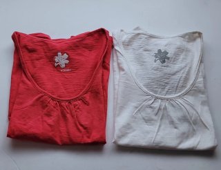 Pantalón cargo beige y 2 camisetas