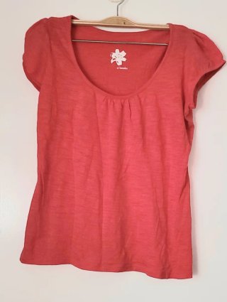Pantalón cargo beige y 2 camisetas