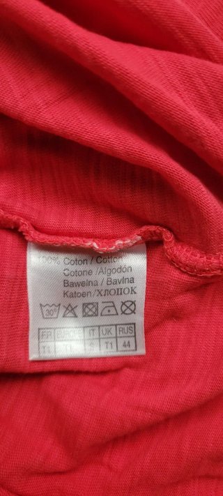 Pantalón cargo beige y 2 camisetas
