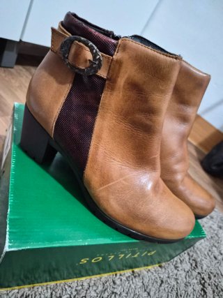 Botas de cuero marrón con hebilla