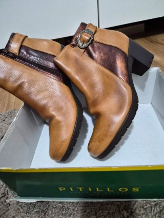 Botas de cuero marrón con hebilla