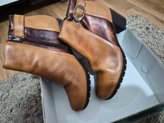 Botas de cuero marrón con hebilla