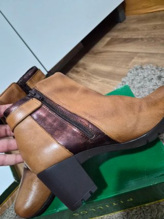 Botas de cuero marrón con hebilla
