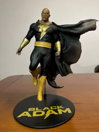 Figura Black Adam  The Rock - McFarlane DC 28 Cm