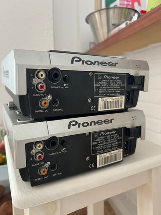 2 x Pioneer CDJ-200