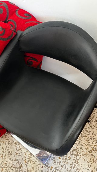 Sillón de peluquería negro con cojín verde