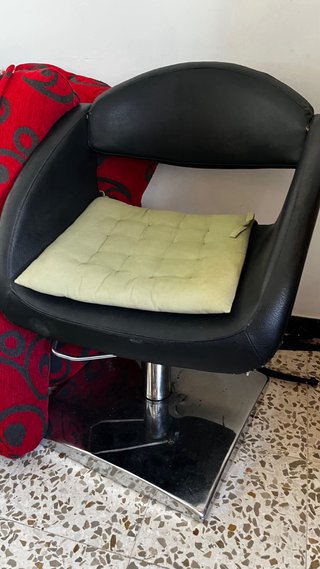 Sillón de peluquería negro con cojín verde