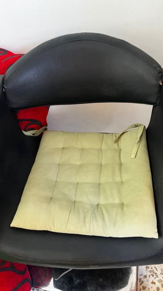 Sillón de peluquería negro con cojín verde