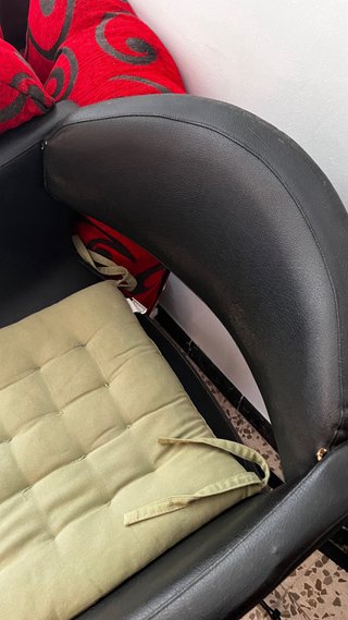Sillón de peluquería negro con cojín verde