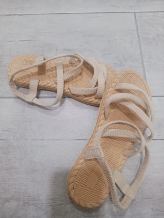 Sandalias planas beige
