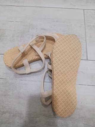 Sandalias planas beige