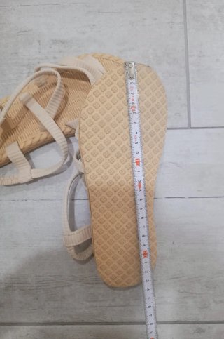 Sandalias planas beige