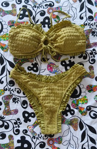 bikini verde con volantes