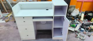 Mostrador blanco con cajones y estantes