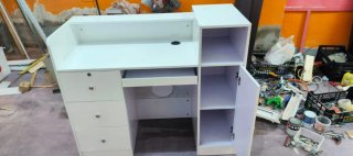 Mostrador blanco con cajones y estantes