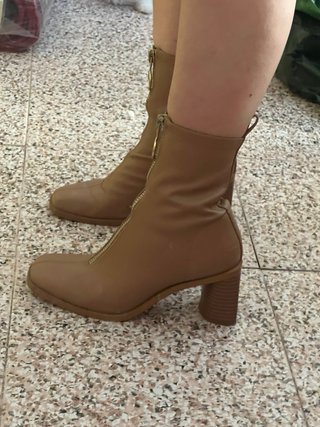 Botines Polipiel Beige con Cremallera Dorada