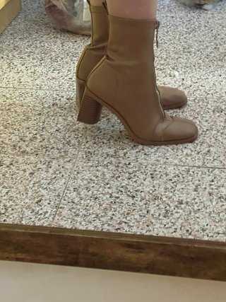 Botines Polipiel Beige con Cremallera Dorada