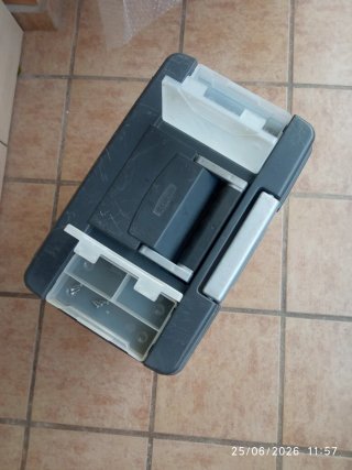 Caja de plástico negra y gris