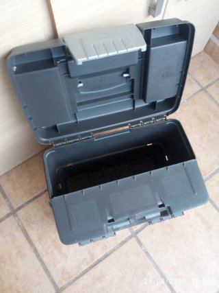 Caja de plástico negra y gris