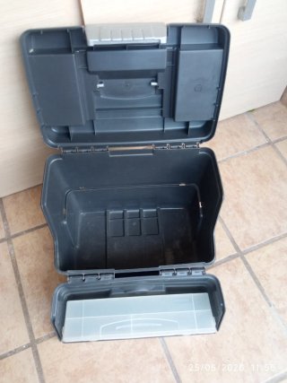Caja de plástico negra y gris