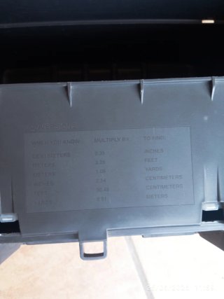Caja de plástico negra y gris