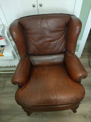 Sillón individual de piel marrón