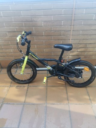 Bicicleta infantil B'Twin negra y amarilla