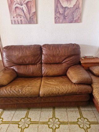 Dos sofás de piel marrones