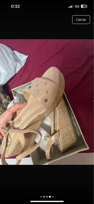 Sandalias de verano con plataforma beige y doradas