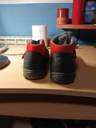 Zapatillas de montaña grises y rojas
