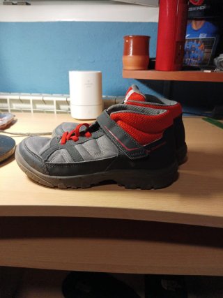 Zapatillas de montaña grises y rojas