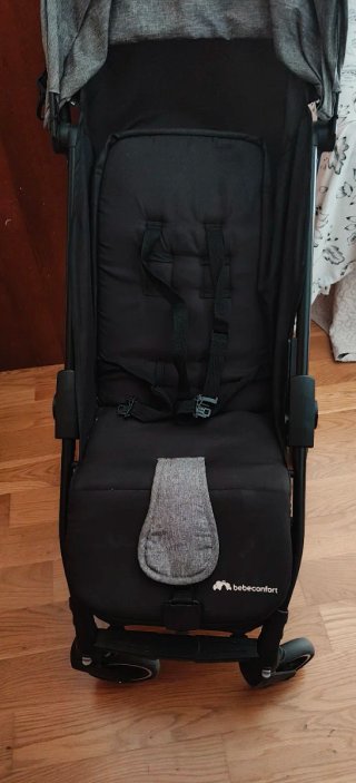 Carrito de bebé negro y gris