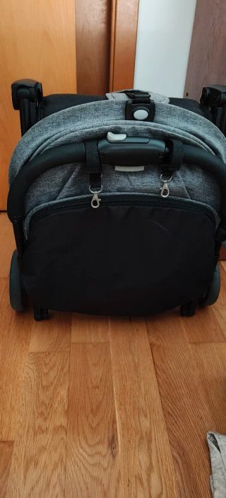 Carrito de bebé negro y gris