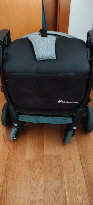 Carrito de bebé negro y gris