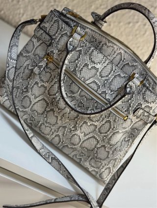 Bolso Guess efecto piel serpiente