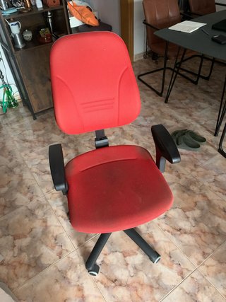 Silla de oficina roja y negra