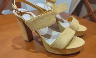 Zapatos de tacón amarillos