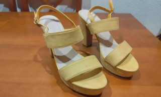 Zapatos de tacón amarillos