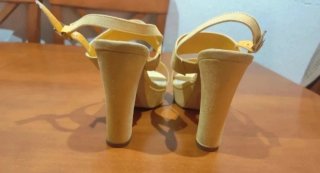 Zapatos de tacón amarillos