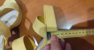 Zapatos de tacón amarillos