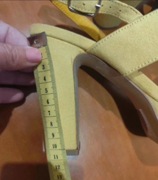 Zapatos de tacón amarillos