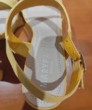 Zapatos de tacón amarillos