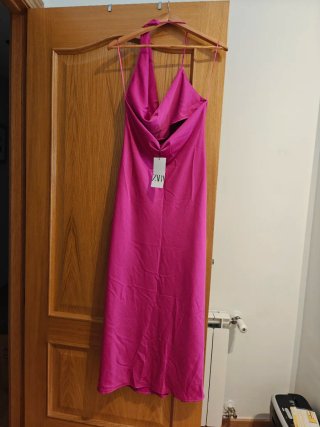 Vestido midi rosa satinado