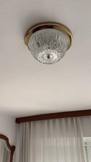 Lámpara de techo dorada y cristal